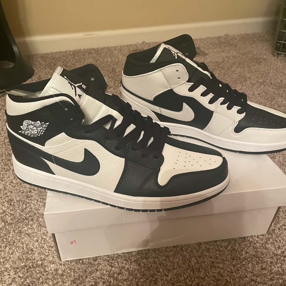 Nike Air Jordan 1 Mid “Homeage” shoe